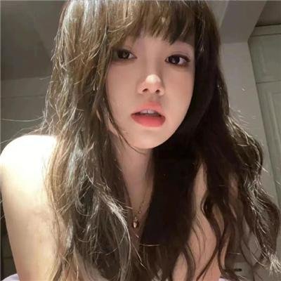 圆肚子女孩